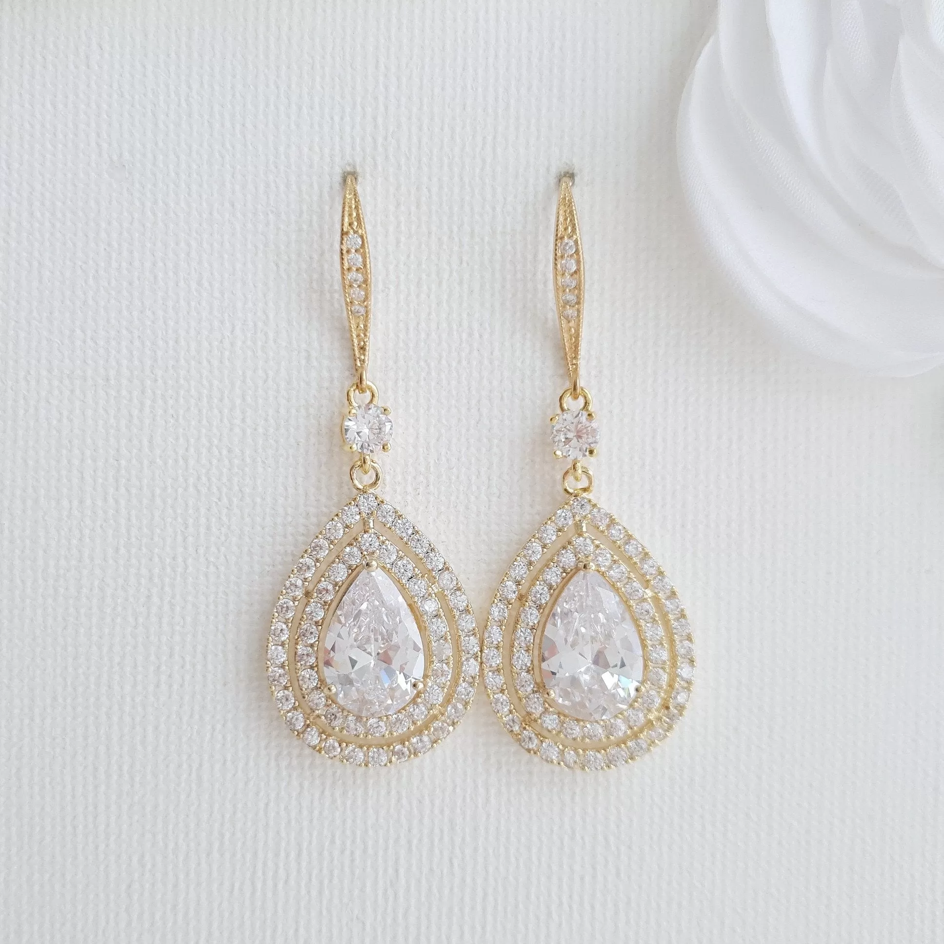 Hook Earrings With Teardrops in Gold-Joni