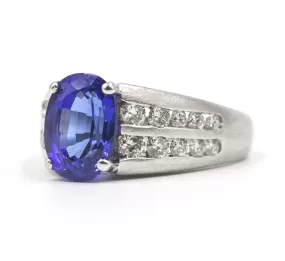 Modern 18K White Gold Ring With Tanzanite & Diamonds